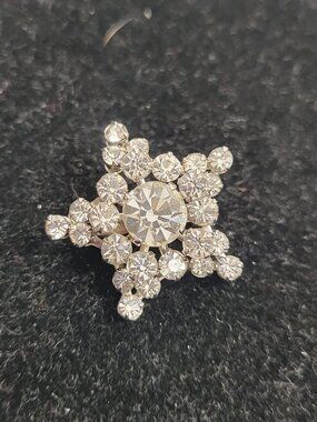 Vintage Star Shaped Bling Bling Brooch